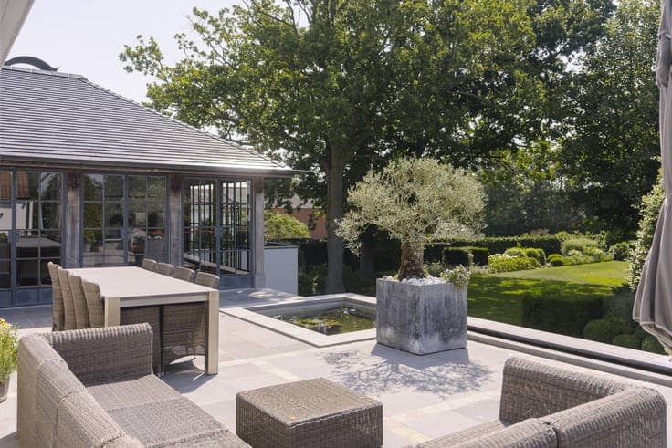 Exclusive ready-to-move-in villa with spacious garden in Oos