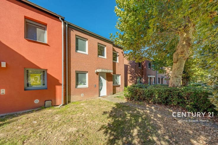 Charming semi-detached house with garden and garage