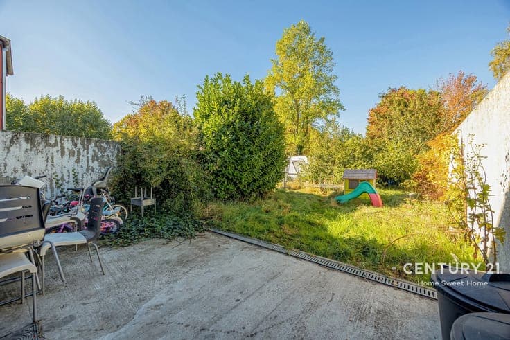 Charming semi-detached house with garden and garage