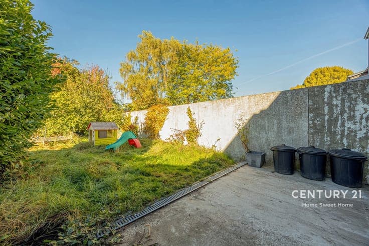 Charming semi-detached house with garden and garage