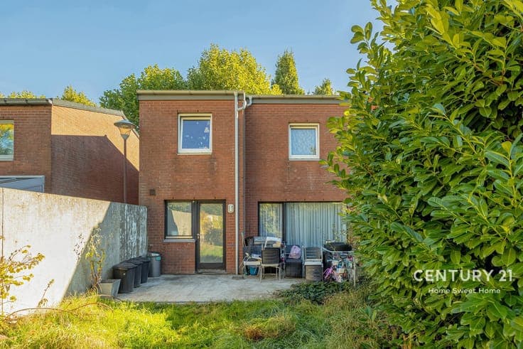 Charming semi-detached house with garden and garage
