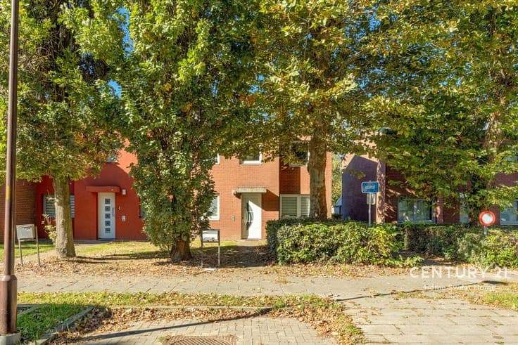 Charming semi-detached house with garden and garage