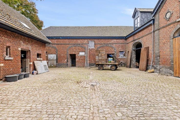Square farm with plenty of possibilities