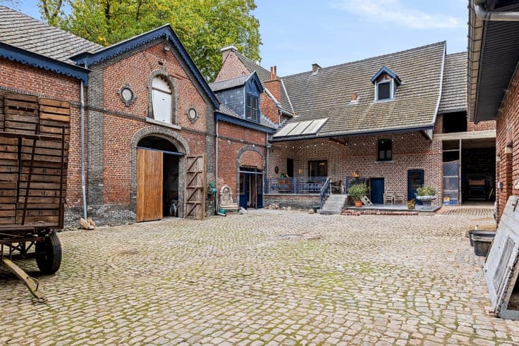 Square farm with plenty of possibilities