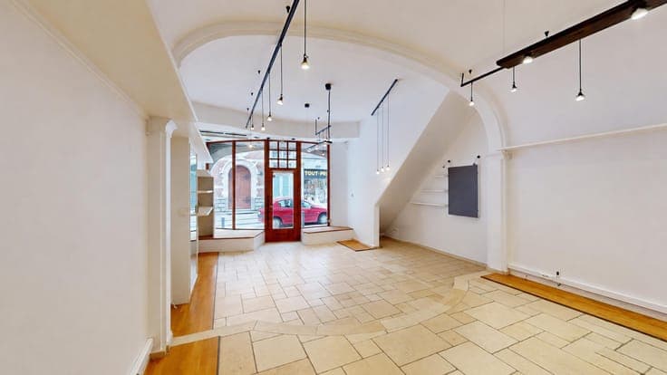 Commercial ground floor + separate flat, 2 bedrooms + terrac
