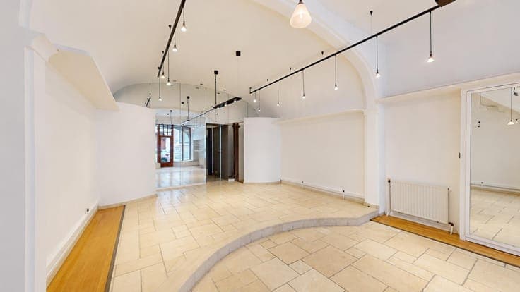 Commercial ground floor + separate flat, 2 bedrooms + terrac