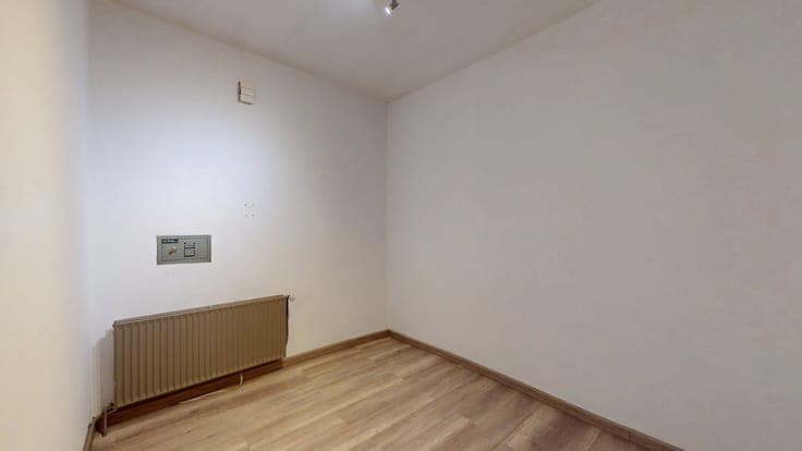 Commercial ground floor + separate flat, 2 bedrooms + terrac