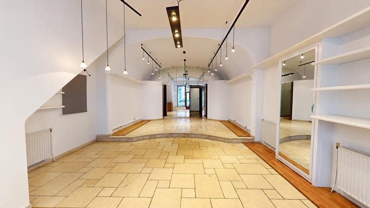 Commercial ground floor + separate flat, 2 bedrooms + terrac