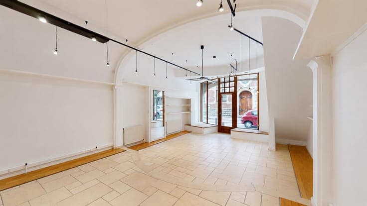 Commercial ground floor + separate flat, 2 bedrooms + terrac