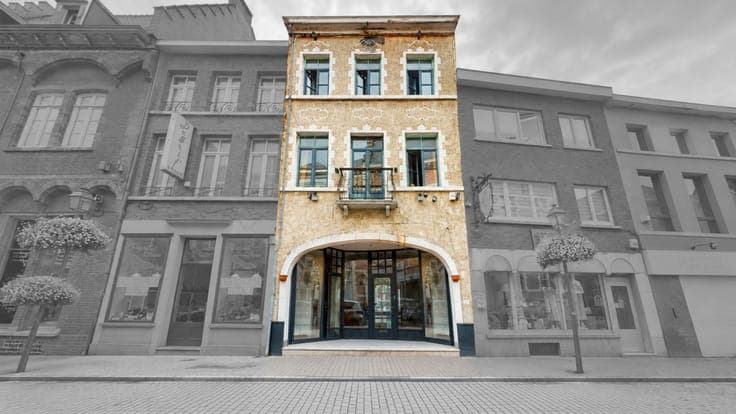 Commercial ground floor + separate flat, 2 bedrooms + terrac