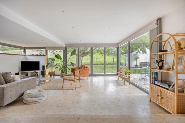 Renovated bungelow on a plot of 7are65ca.
