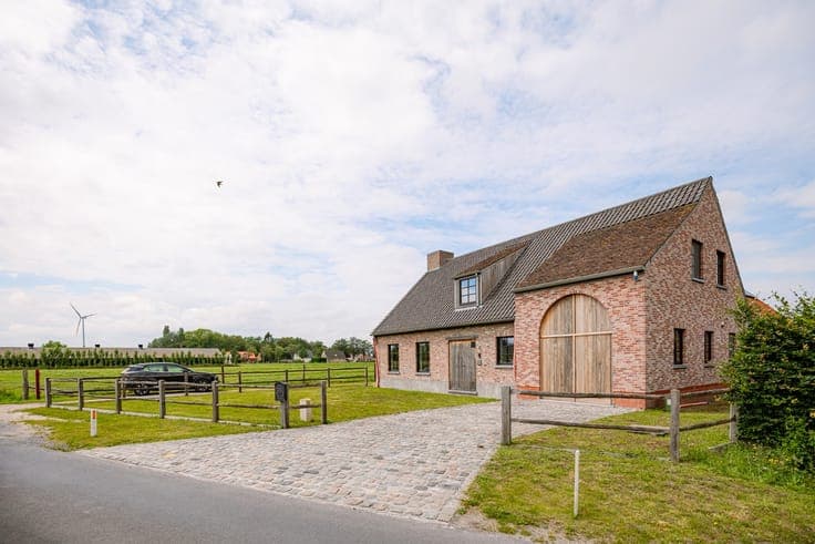 Landelijk gelegen woning met 3 slaapkamers, garage, bijge...