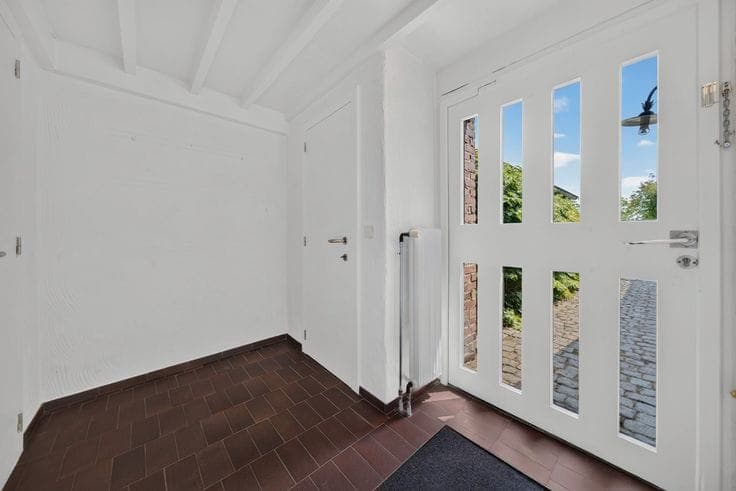 Villa with 4 bedrooms on a spacious plot for sale in Eke