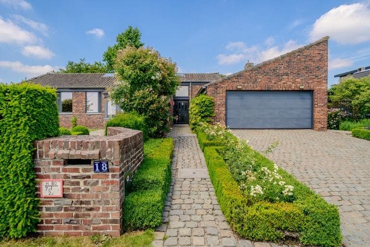 Villa with 4 bedrooms on a spacious plot for sale in Eke
