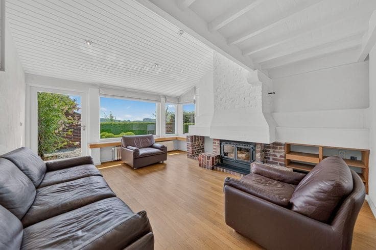 Villa with 4 bedrooms on a spacious plot for sale in Eke