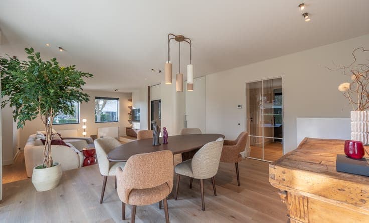 Stylishly renovated villa on a spacious lot in a resident...