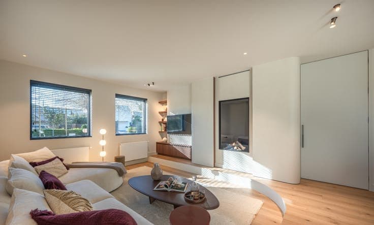 Stylishly renovated villa on a spacious lot in a resident...