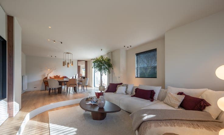 Stylishly renovated villa on a spacious lot in a resident...