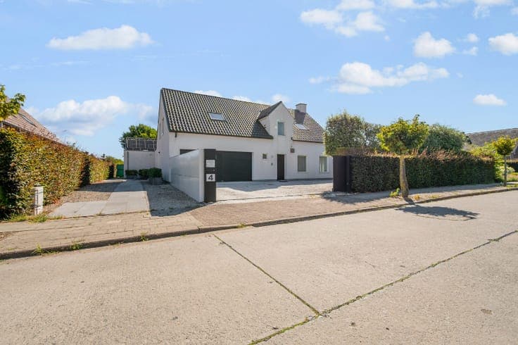 MODERNE BIJZONDERE ALLEENSTAANDE VILLA MET PRAKTIJKRUIMTE