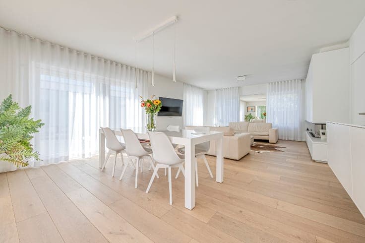 MODERNE BIJZONDERE ALLEENSTAANDE VILLA MET PRAKTIJKRUIMTE