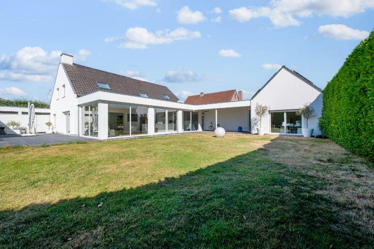 MODERNE BIJZONDERE ALLEENSTAANDE VILLA MET PRAKTIJKRUIMTE