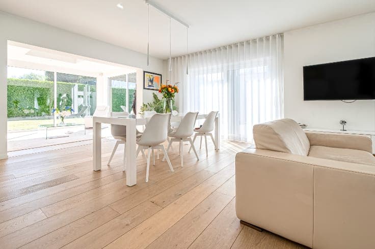 MODERNE BIJZONDERE ALLEENSTAANDE VILLA MET PRAKTIJKRUIMTE