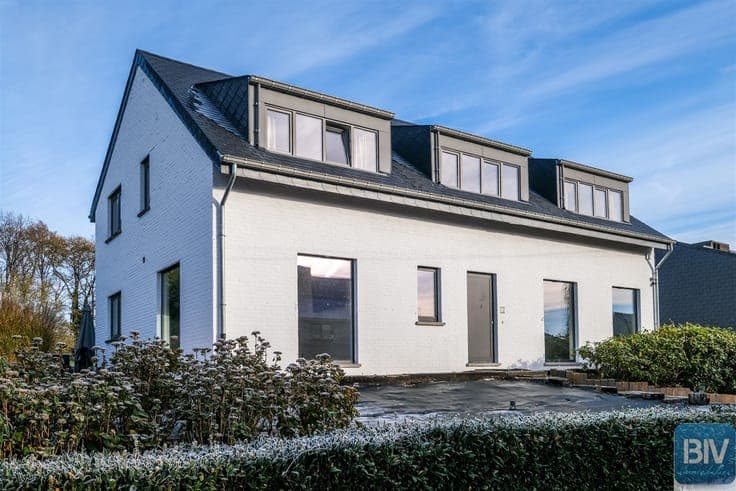 In Ninane, magnificent 3-bedroom villa with 4 garages and sw