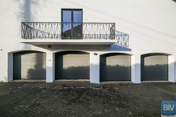 In Ninane, magnificent 3-bedroom villa with 4 garages and sw