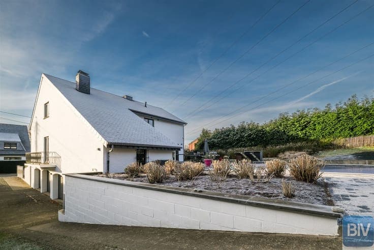 In Ninane, magnificent 3-bedroom villa with 4 garages and sw