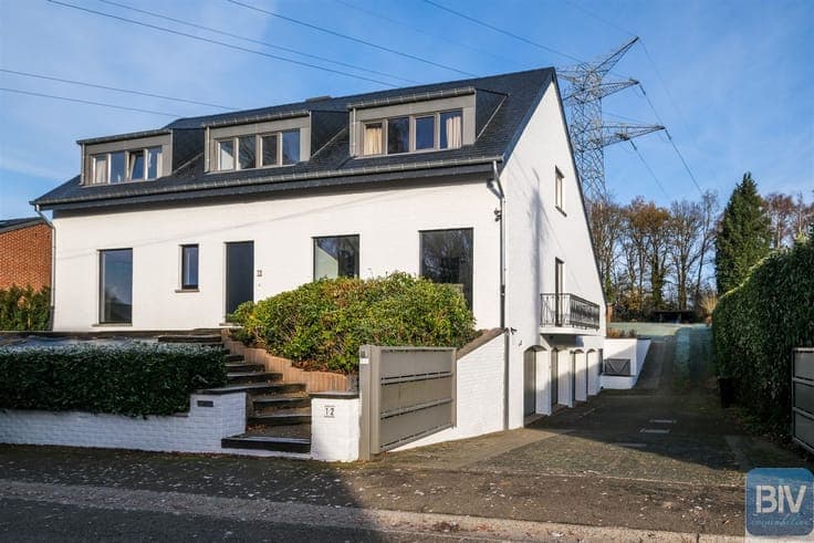 In Ninane, magnificent 3-bedroom villa with 4 garages and sw