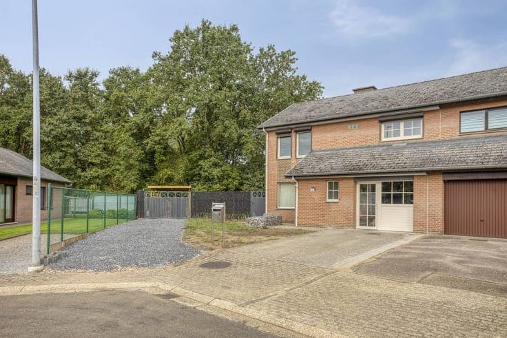 Semi-detached family home with 4 bedrooms in Genk