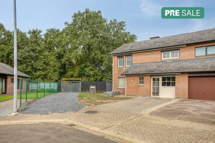 Semi-detached family home with 4 bedrooms in Genk