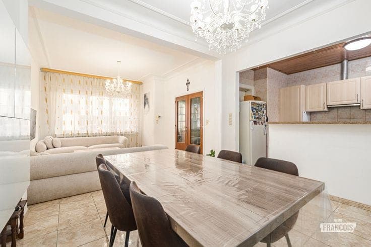 Spacious and light-filled family home with 5 bedrooms and a…