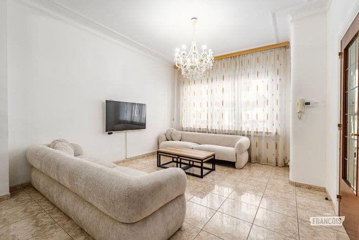 Spacious and light-filled family home with 5 bedrooms and a…