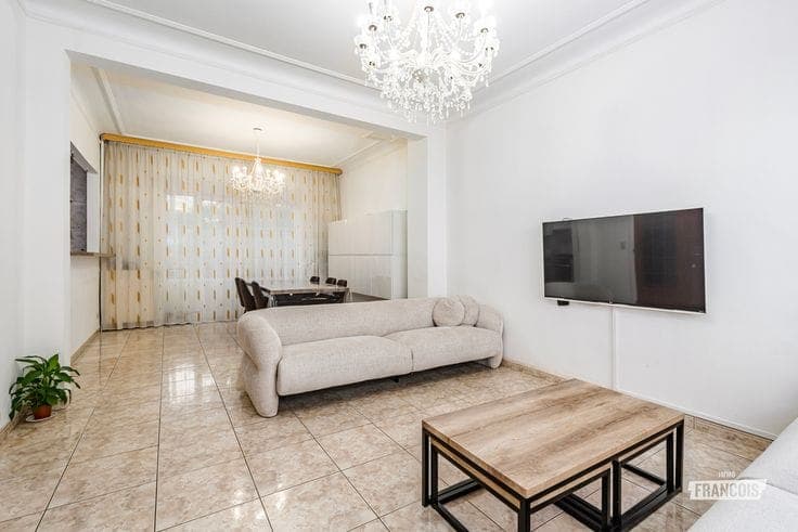 Spacious and light-filled family home with 5 bedrooms and a…