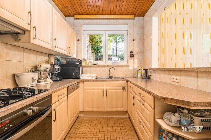 Spacious and light-filled family home with 5 bedrooms and a…