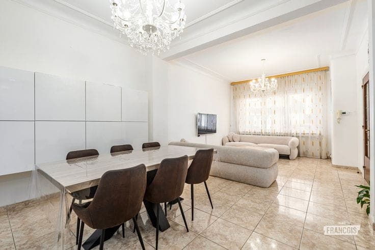 Spacious and light-filled family home with 5 bedrooms and a…