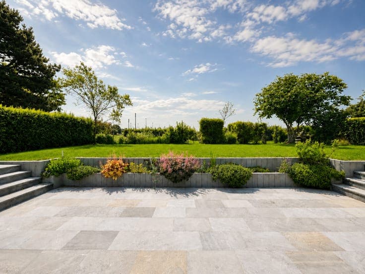 Villa with five bedrooms and a garden, set in its own ground