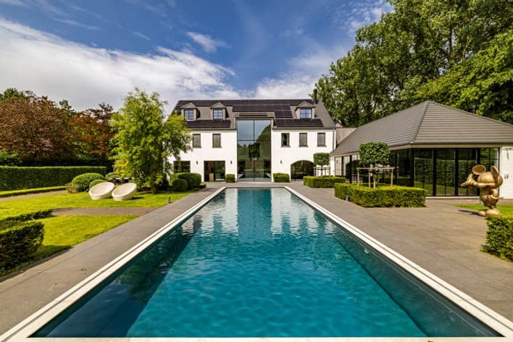 Exceptional Contemporary Estate with Private Sports Faciliti