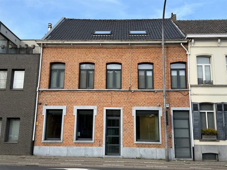 Instapklare gezinswoning met handelsruimte