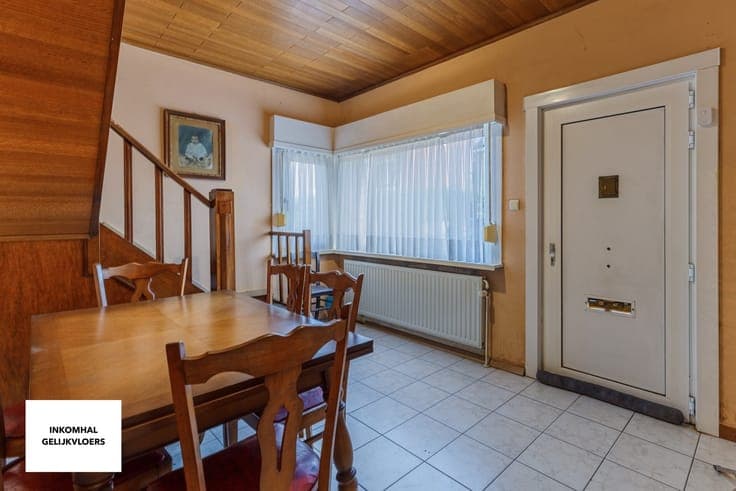 Te renoveren halfopen woning met 3 SLPK's & ruim bijgebouw