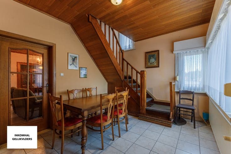 Te renoveren halfopen woning met 3 SLPK's & ruim bijgebouw