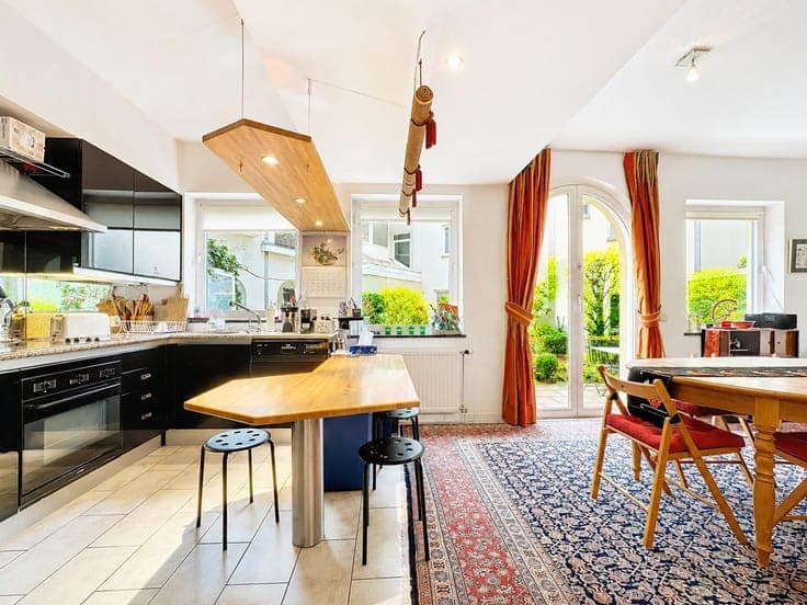 Sablon: 3-bedroom house with outdoor space + parking