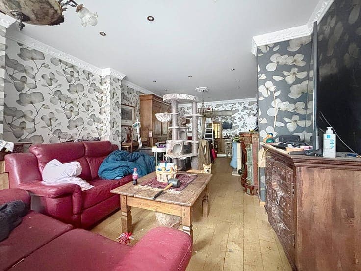 House to renovate (175m²) in Deurne with terrace