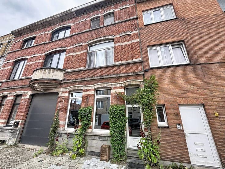 House to renovate (175m²) in Deurne with terrace