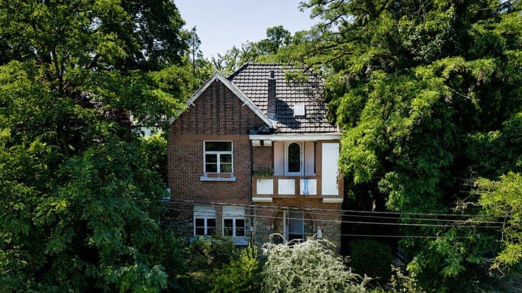 A charming villa in need of renovation in Loverval!