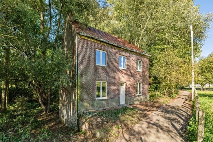 house with a large garden in a unique location in Roosdaal