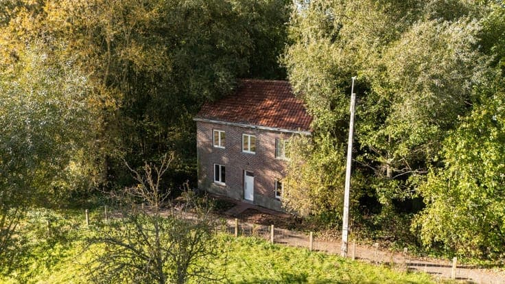 house with a large garden in a unique location in Roosdaal
