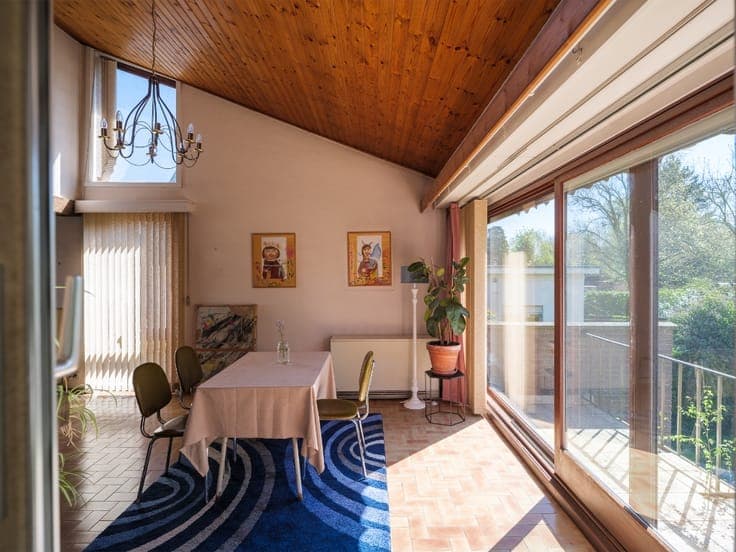Mid-century modern villa met vier slaapkamers, verdeeld o...