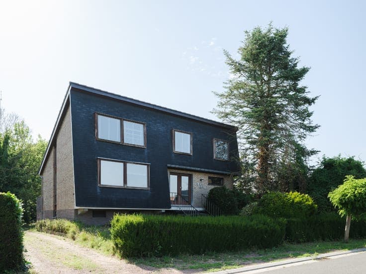 Mid-century modern villa met vier slaapkamers, verdeeld o...